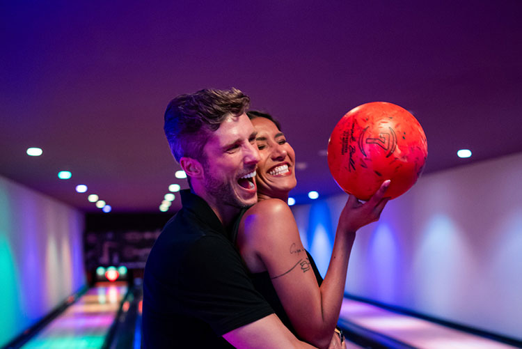 jugando a los bolos de callejón en pareja