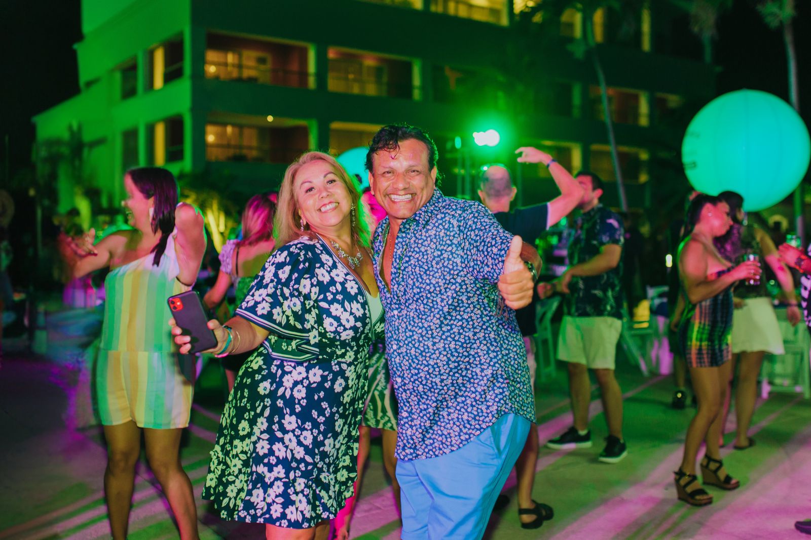 un hombre y una mujer posando para una foto