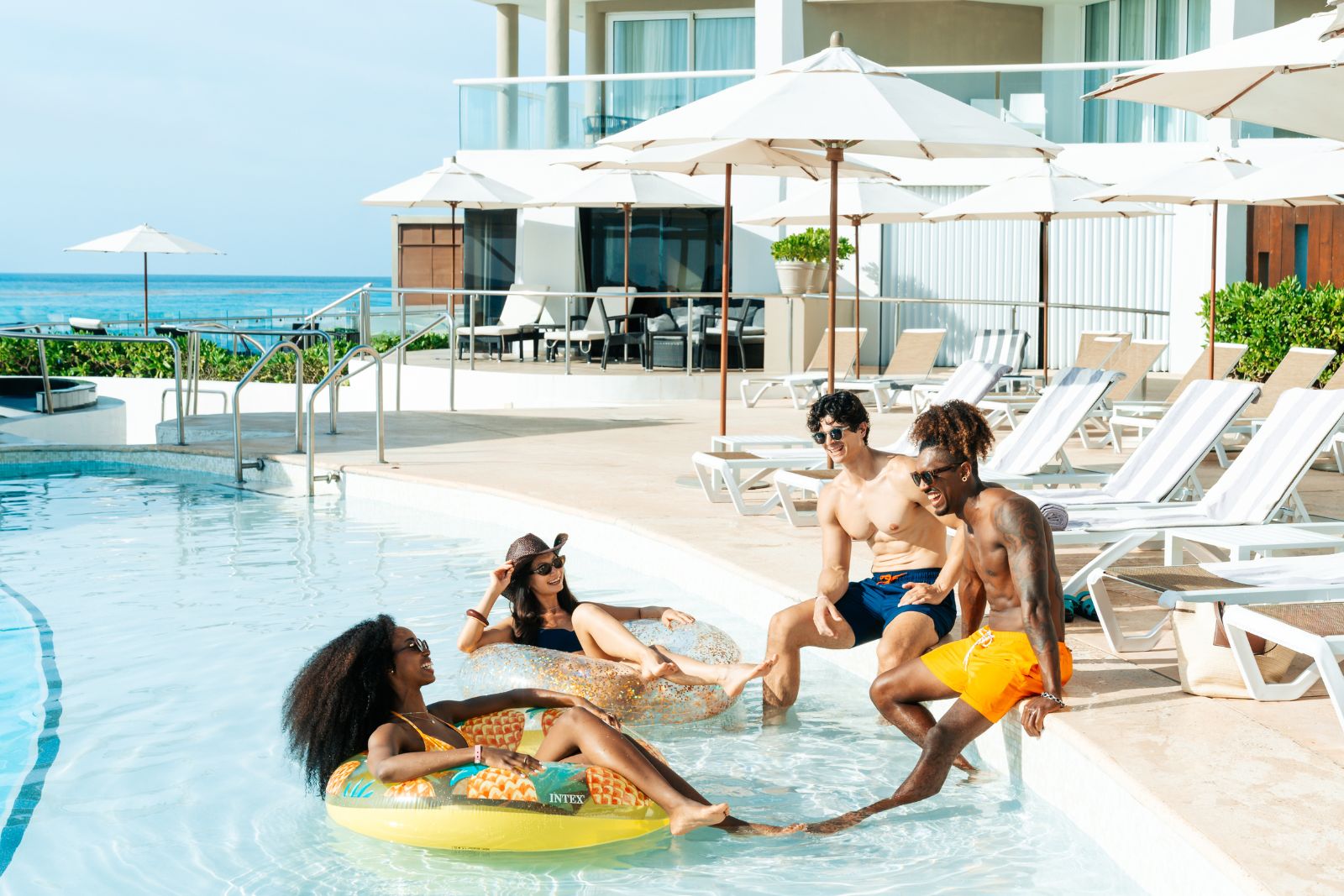 um grupo de pessoas sentadas em uma piscina
