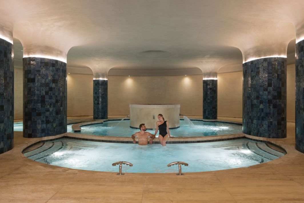 Um homem e uma mulher em uma piscina