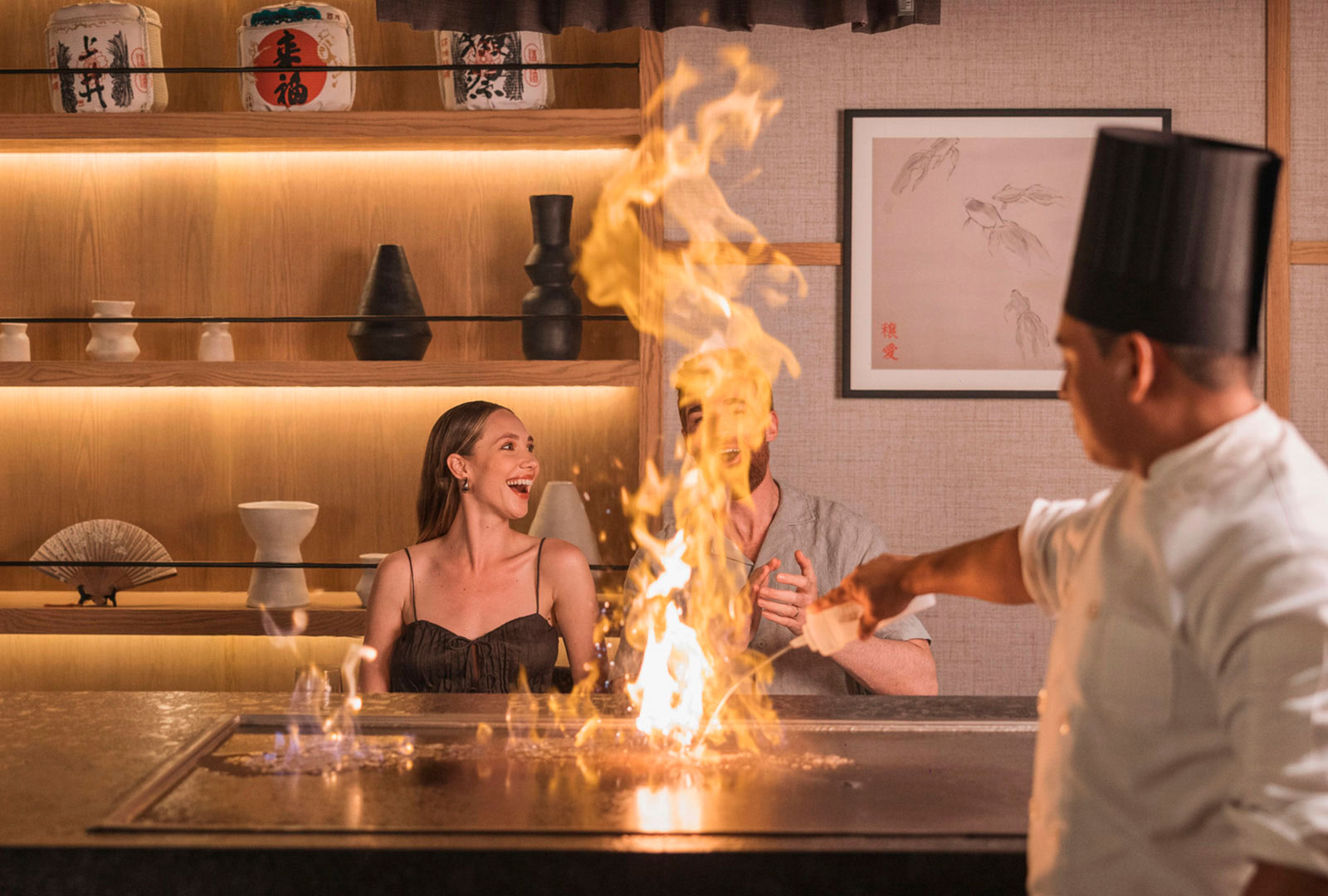 Um homem derramando um líquido em um fogo