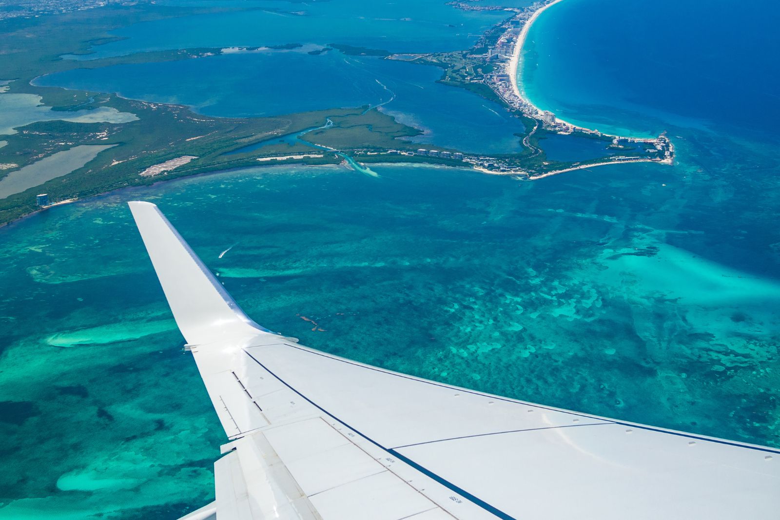 uma asa de avião sobre a água