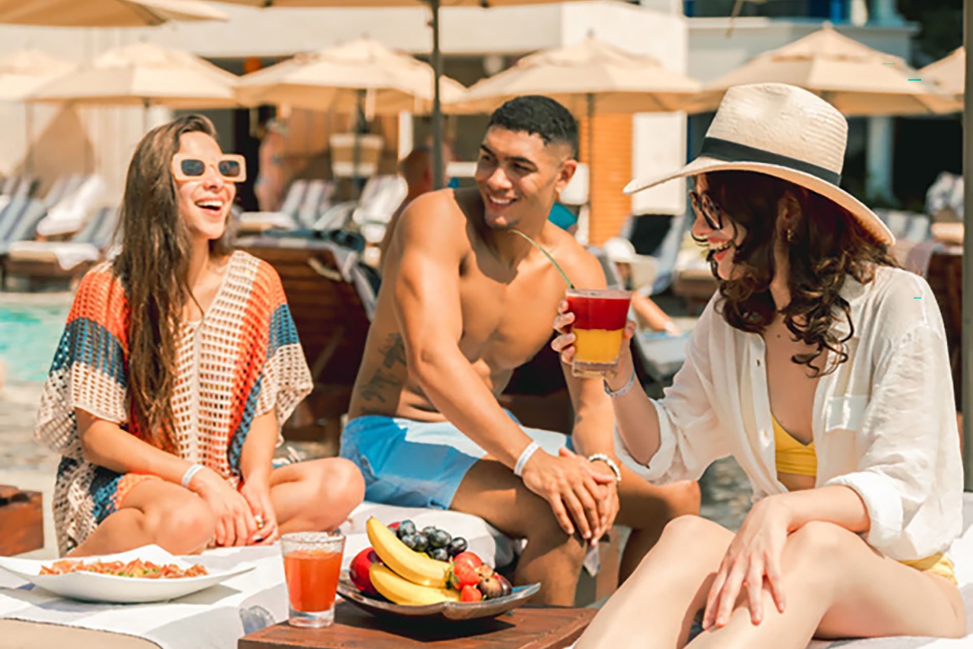 um grupo de pessoas sentadas em uma mesa com bebidas