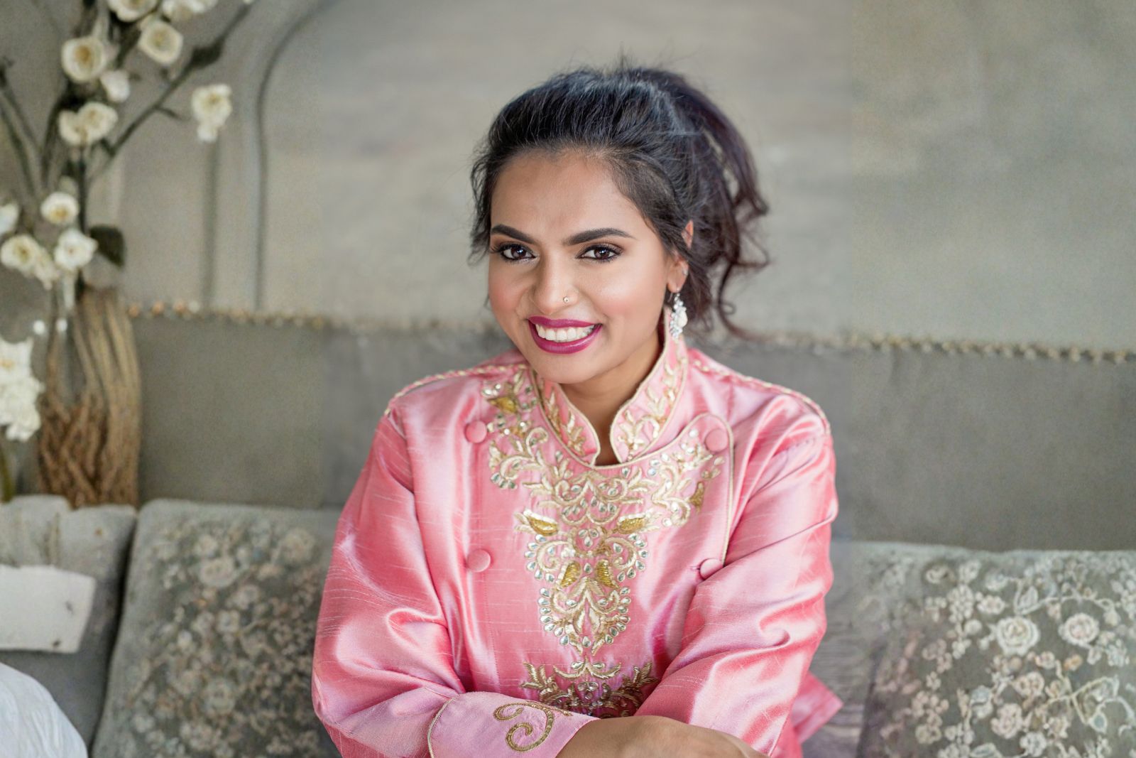 uma mulher sorrindo para a câmera